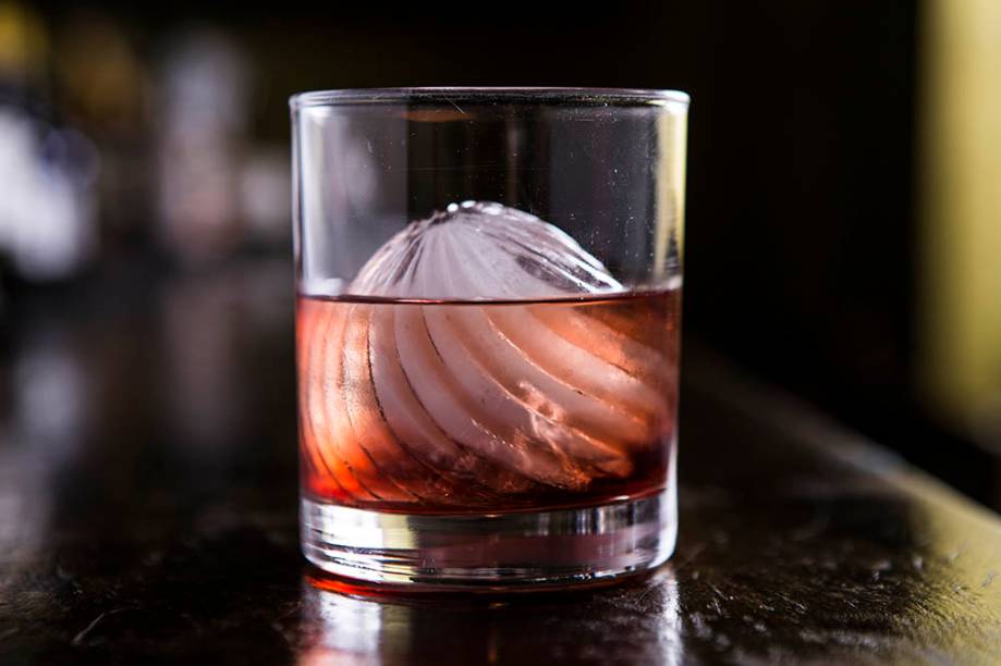 O drinque 12 mile limit: gelo em espiral O drinque 12 mile limit: gelo em espiral