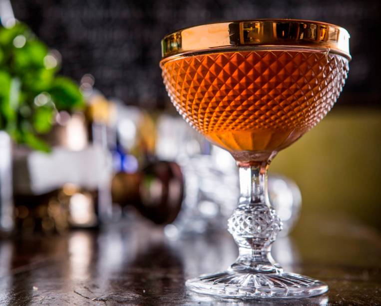 Caramel rob roy: uísque 12 anos, vermute, xarope de caramelo e bitter de laranja