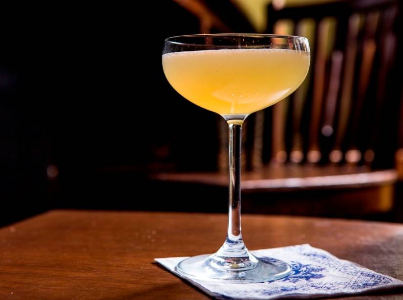 Celery dry: vermute seco, licor de salsão, absinto e limão Celery dry: vermute seco, licor de salsão, absinto e limão