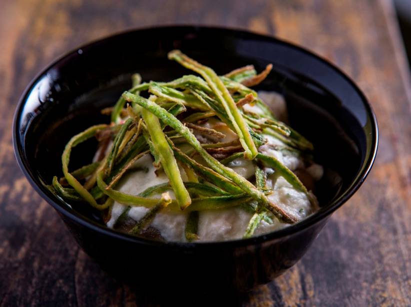 Batata bolinha com creme azedo e tempurá de abobrinha Batata bolinha com creme azedo e tempurá de abobrinha
