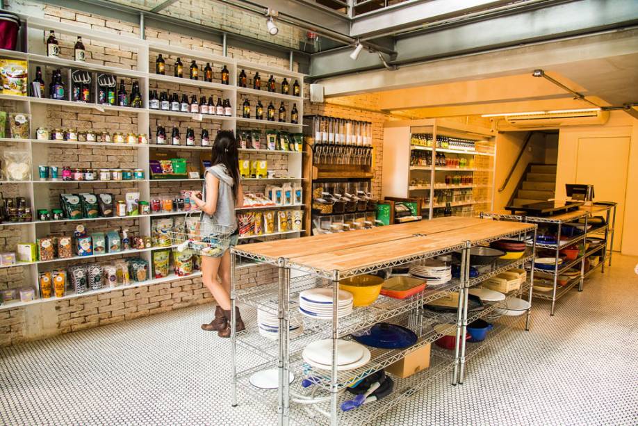 O espaço: prateleiras cheias e sucos O espaço: prateleiras cheias e sucos