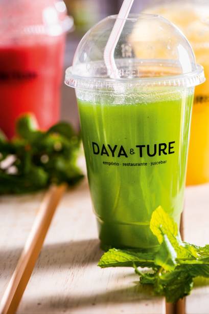 Suco: abacaxi, couve e gengibre Suco: abacaxi, couve e gengibre