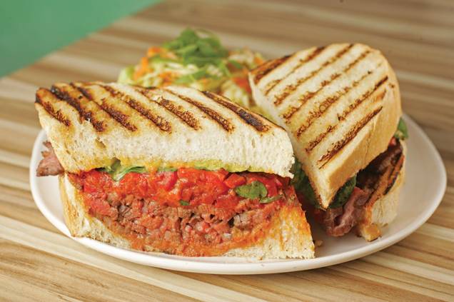 Lanche de fraldinha com pimentões Lanche de fraldinha com pimentões