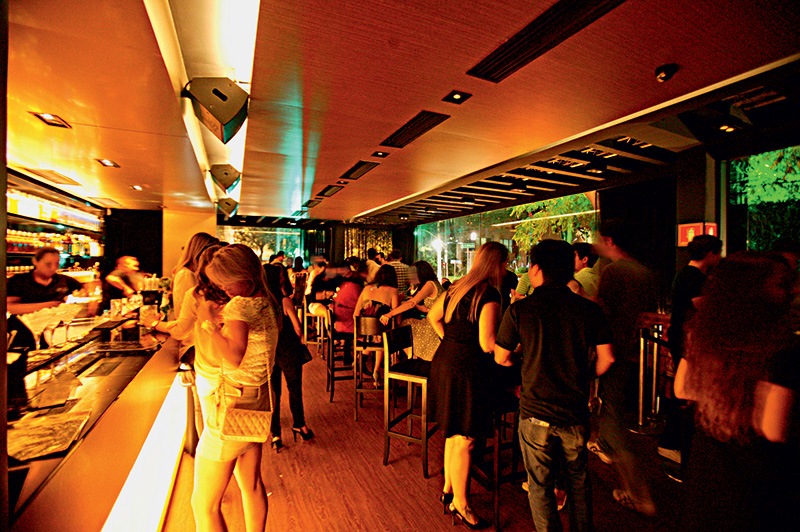 As mesas altas do salão principal, todo envidraçado: clima animado As mesas altas do salão principal, todo envidraçado: clima animado