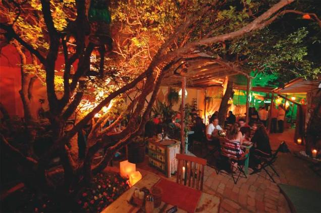 Ambiente do Dita Cabrita: aprazível espaço ao ar livre com árvores e plantas Ambiente do Dita Cabrita: aprazível espaço ao ar livre com árvores e plantas