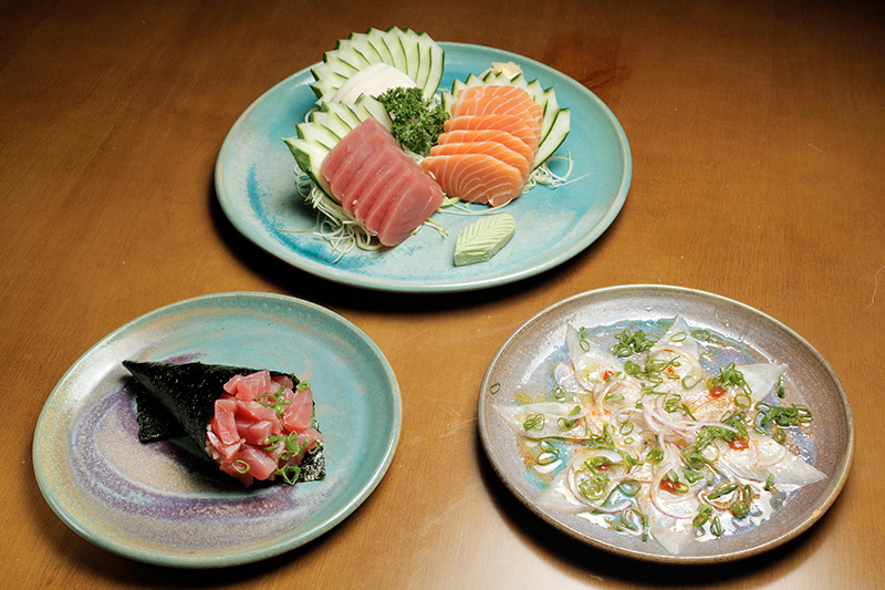 Entre os peixes, há sashimis variados, ceviche de salmão e temaki de atum