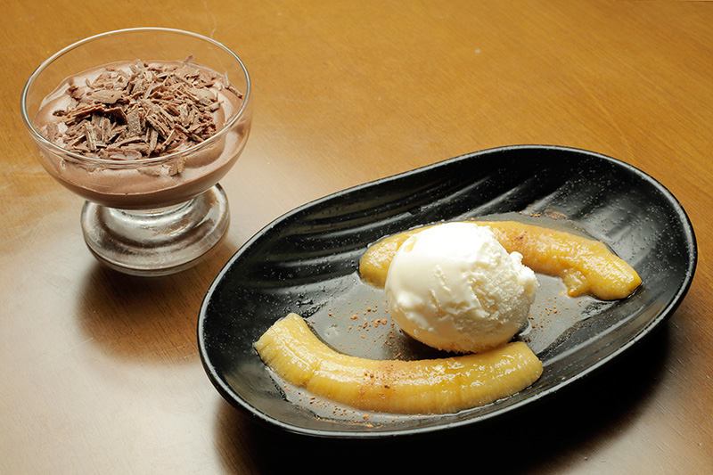Podem ser saboreadas sobremesas como a banana flambada com sorvete e a musse de chocolate
