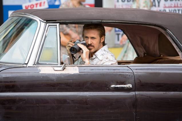 Dois Caras Legais: Ryan Gosling vive Holland March, um detetive particular sem sorte Dois Caras Legais: Ryan Gosling vive Holland March, um detetive particular sem sorte