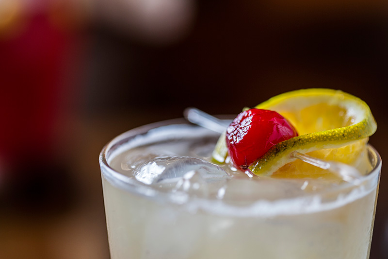 O drinque bending unit 22 leva tequila, sucos de laranja e abacaxi mais grenadine O drinque bending unit 22 leva tequila, sucos de laranja e abacaxi mais grenadine