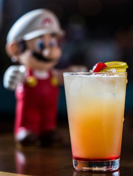 O drinque bending unit 22 leva tequila, sucos de laranja e abacaxi mais grenadine O drinque bending unit 22 leva tequila, sucos de laranja e abacaxi mais grenadine