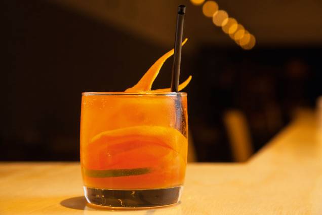 Zitrone: leva Aperol, limão, laranja, licor de gengibre e club soda Zitrone: leva Aperol, limão, laranja, licor de gengibre e club soda