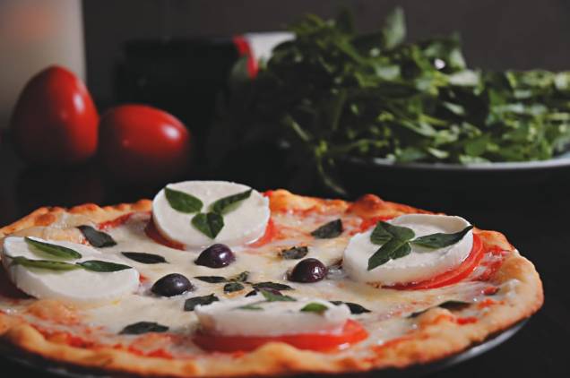 A pizza caprese A pizza caprese