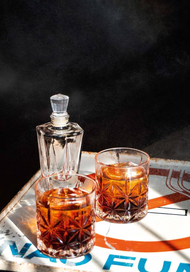Alfaiate: porção dupla de bourbon, rum, vermutes tintos, licor e bitters Alfaiate: porção dupla de bourbon, rum, vermutes tintos, licor e bitters