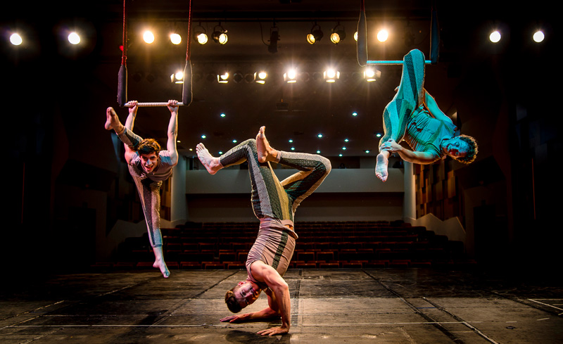 O universo circense ambienta a história do musical