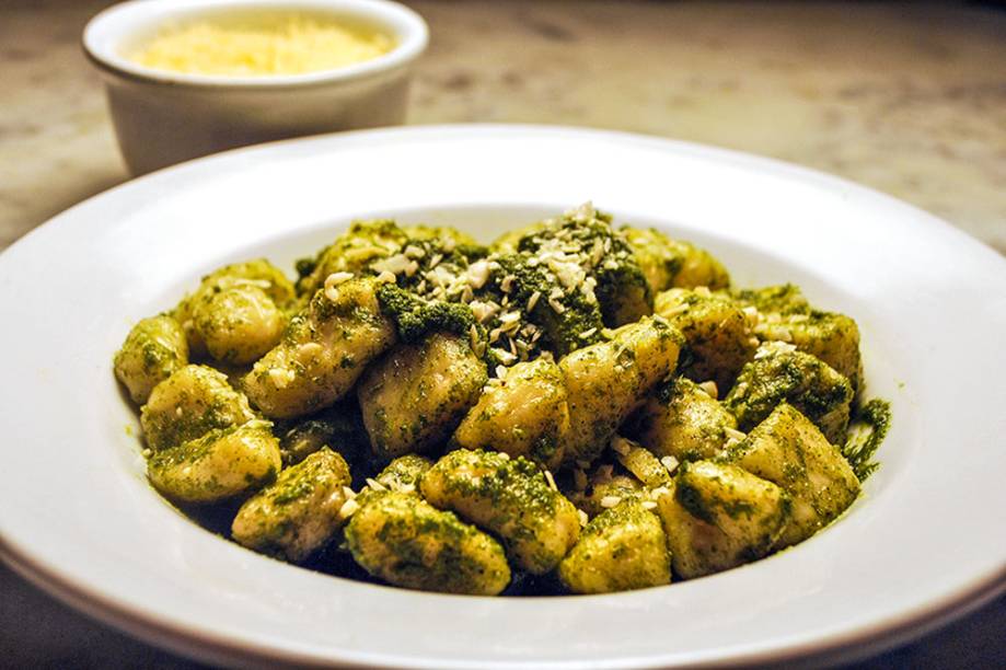 Nhoque de batata-doce com pesto de manjericão