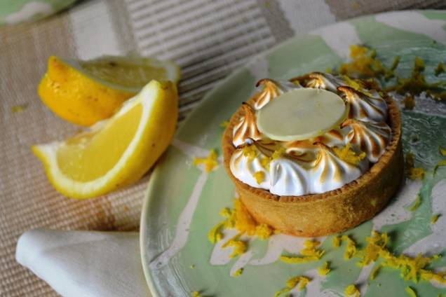 Tortinha de Limão com Merengue Maçaricado Tortinha de Limão com Merengue Maçaricado