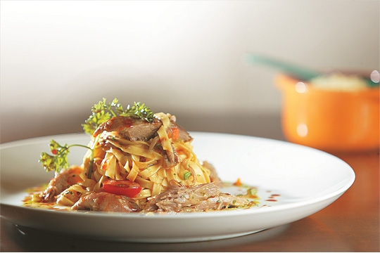 Fettuccine ao ragu de pato e cogumelo shiitake: massa fresca plena de sabor