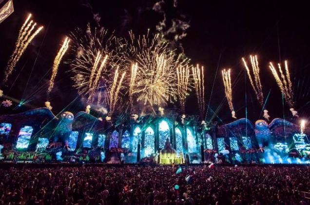 Queima de fogos na edição de 2014 do EDC Las Vegas Queima de fogos na edição de 2014 do EDC Las Vegas