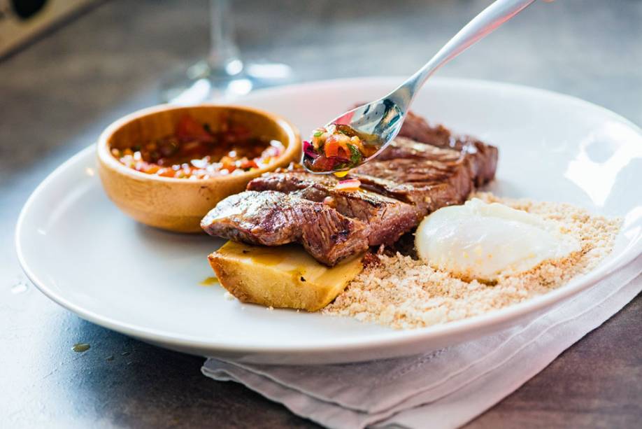 Steak à cavalo com farofinha e palmito pupunha