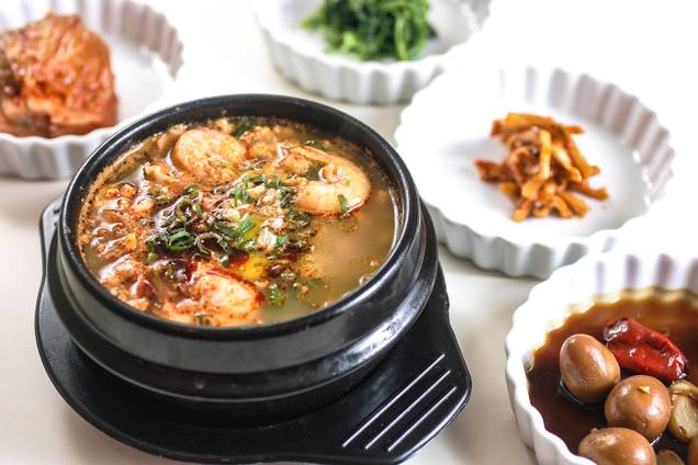 O ensopado de frutos do mar com tofu chega com arroz e alga passada no azeite de gergelim O ensopado de frutos do mar com tofu chega com arroz e alga passada no azeite de gergelim