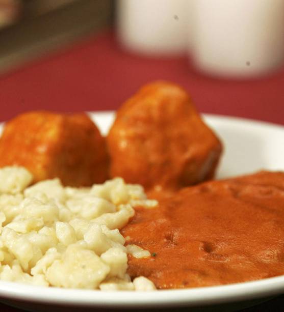 Escalope ao molho de páprica com bolinho e spätzle