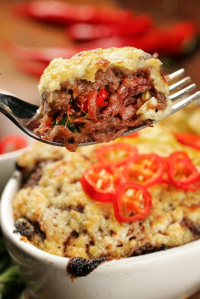 Escondidinho de feijuca: tiras de linguiça calabresa, paio e carne-seca entre camadas de purê de feijão-preto