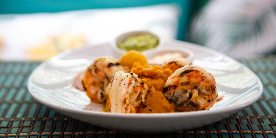 Camarones desmedidos: traz os crustáceos grelhados, purê de abóbora, mandioca frita, guacamole e maionese com pimenta sriracha Camarones desmedidos: traz os crustáceos grelhados, purê de abóbora, mandioca frita, guacamole e maionese com pimenta sriracha