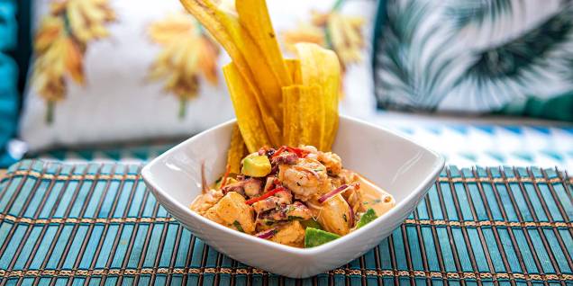Ceviche azteca: cubos de corvina, abacate, cebola-roxa e molho de pimentão vermelho assado Ceviche azteca: cubos de corvina, abacate, cebola-roxa e molho de pimentão vermelho assado