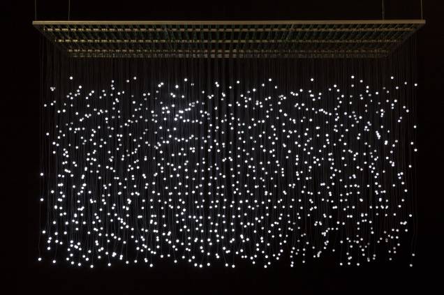 Para falar sobre a criação da lâmpada LED, o americano Jim Campbell criou uma instalação com mais de mil pequenos pontos de luz, criando um jogo entre o que os olhos percebem e o que o cérebro apreende. Para falar sobre a criação da lâmpada LED, o americano Jim Campbell criou uma instalação com mais de mil pequenos pontos de luz, criando um jogo entre o que os olhos percebem e o que o cérebro apreende.