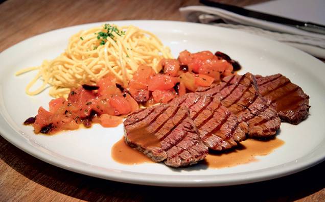 Prato principal: filé-mignon com capellini ao molho de tomate Prato principal: filé-mignon com capellini ao molho de tomate