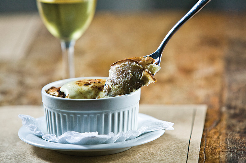 Rabanada à francesa: sobremesa leva pão judaico challah tostado na manteiga e intercalado por lâminas de pera e maçã ao creme inglês Rabanada à francesa: sobremesa leva pão judaico challah tostado na manteiga e intercalado por lâminas de pera e maçã ao creme inglês
