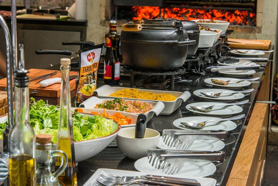 Almoço: sistem de bufê e carnes preparadas na parrilla