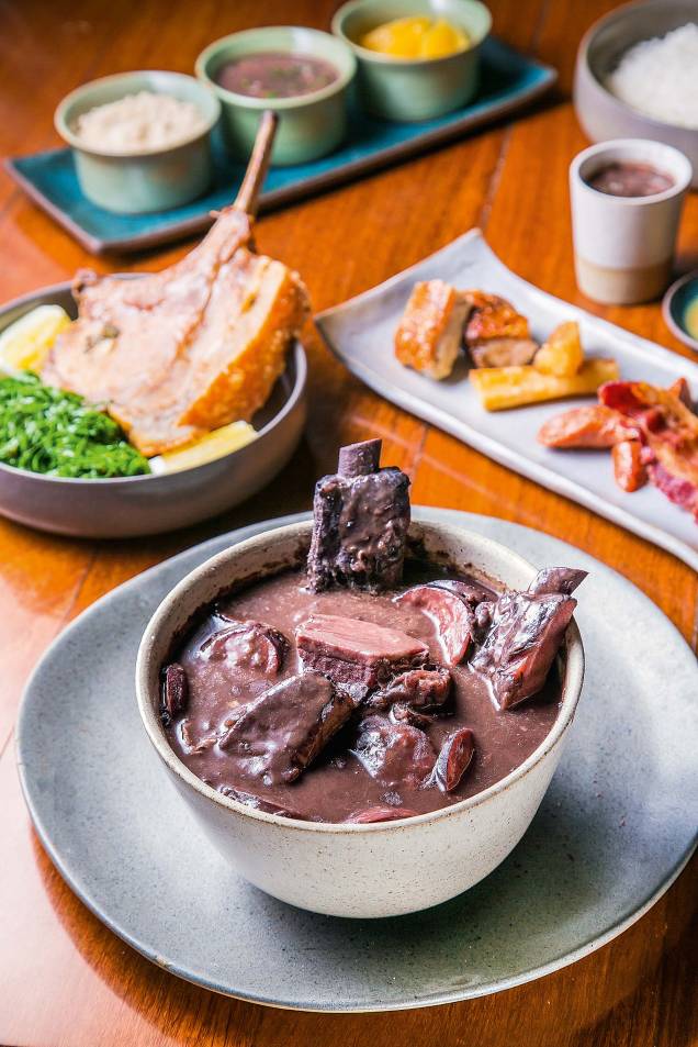 Feijoada com vista: a pedida é servida sem pé, rabo e orelha de porco, com carne-seca, paio, linguiça, lombo e costelinha suína e diversas guarnições