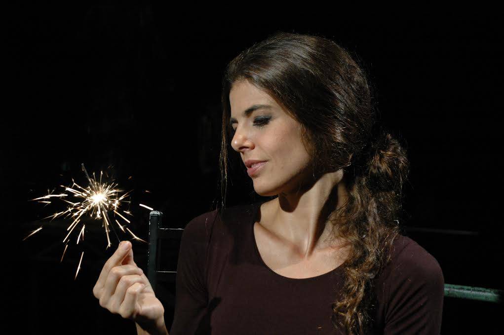 Natalia Gonsales: elementos do teatro físico para reproduzir o clima de uma comemoração