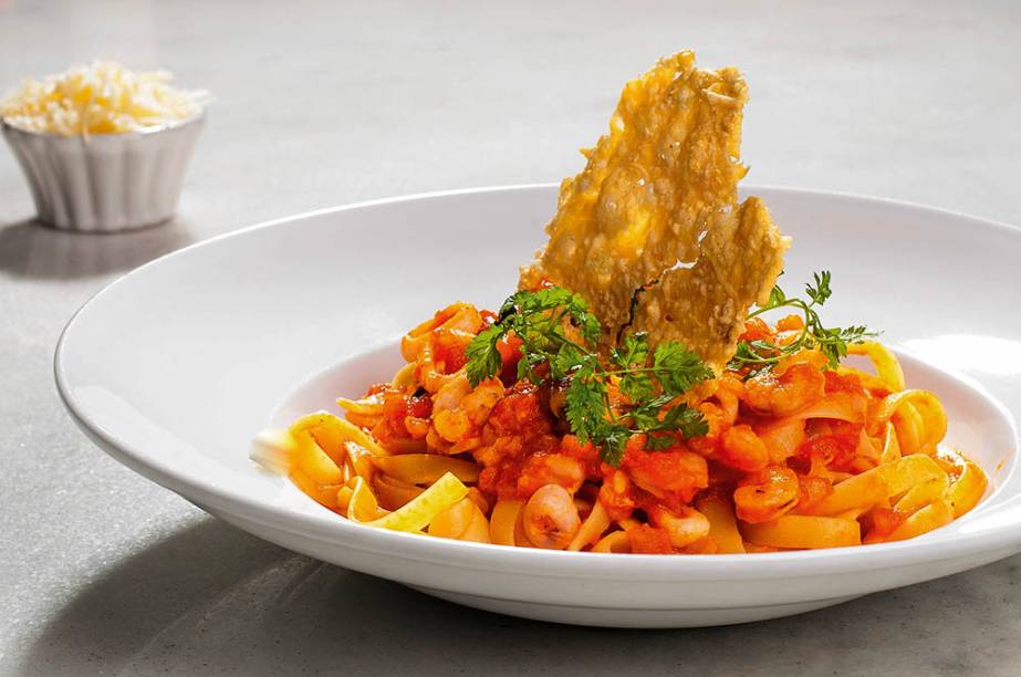 Fettuccine com frutos do mar e parmesão Fettuccine com frutos do mar e parmesão