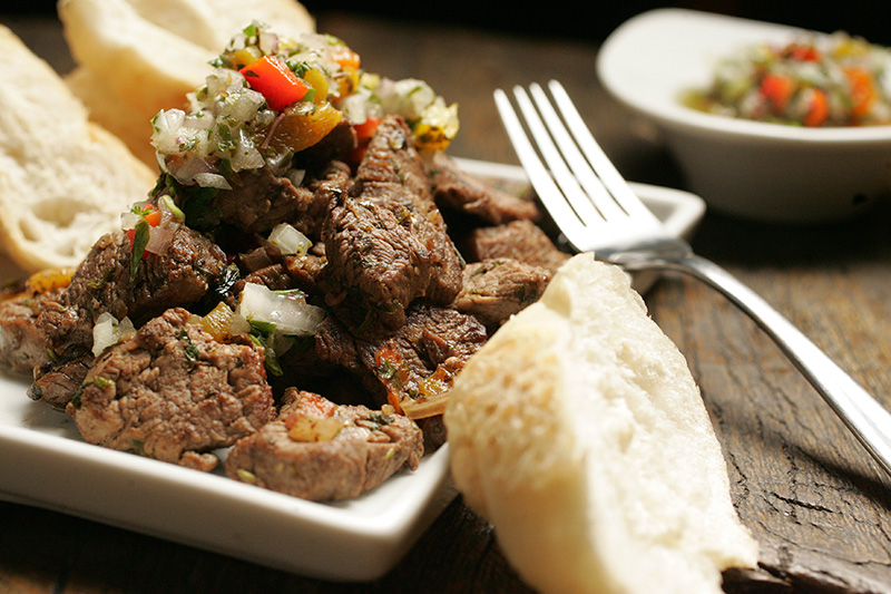 O filé aperitivo ao chimichurri é uma boa opção de petisco O filé aperitivo ao chimichurri é uma boa opção de petisco