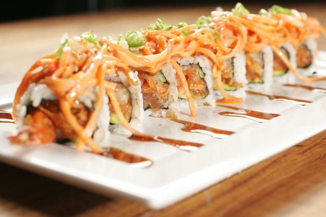 Crunch roll: uramaki de atum apimentado crocante, tempurá de camarão, kani, abacate e pepino ao molho teriyaki Crunch roll: uramaki de atum apimentado crocante, tempurá de camarão, kani, abacate e pepino ao molho teriyaki