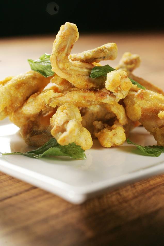 Rã empanada no polvilho com curry amarelo coreano, chamada de curry fried frog Rã empanada no polvilho com curry amarelo coreano, chamada de curry fried frog