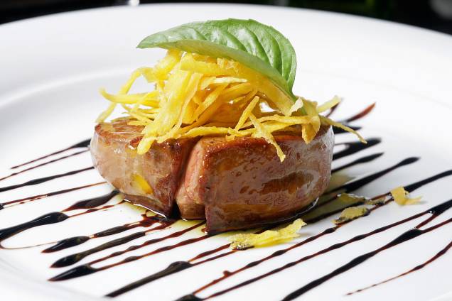 Foie gras acompanhado de redução de vinagre balsâmico com baunilha e mandioquinha palha Foie gras acompanhado de redução de vinagre balsâmico com baunilha e mandioquinha palha