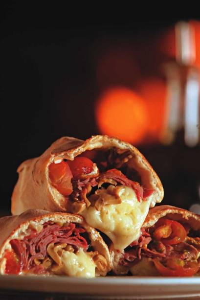 Na Forneria San Paulo: o menu completo, inclui de entrada a burrata sobre rúcula e tomate seco Na Forneria San Paulo: o menu completo, inclui de entrada a burrata sobre rúcula e tomate seco