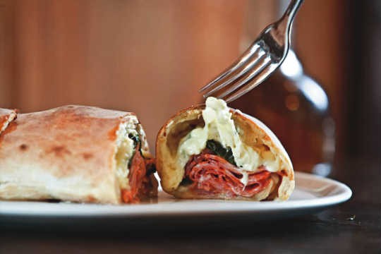 Lanche trevisani, da Forneria San Paolo: recheio de mussarela, espinafre e calabresa