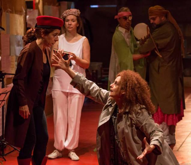 A atriz Denise Fraga na comédia de Bertolt Brecht A atriz Denise Fraga na comédia de Bertolt Brecht