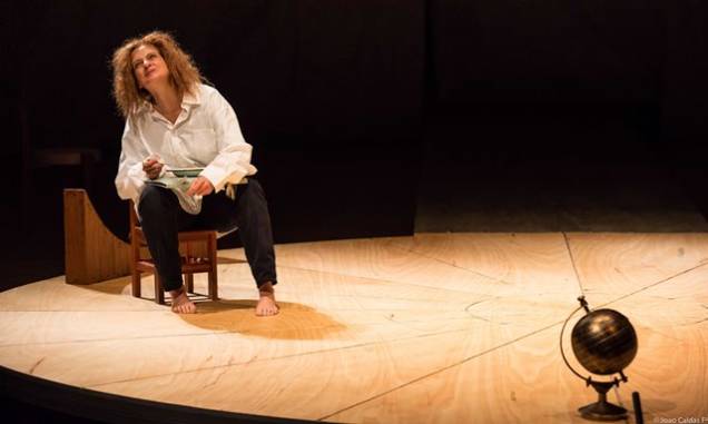 A atriz Denise Fraga no papel do cientista Galileu A atriz Denise Fraga no papel do cientista Galileu