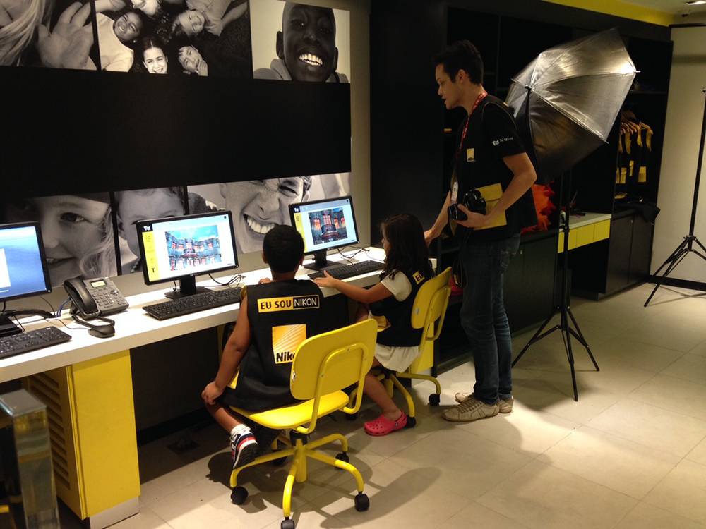 	Estúdio fotográfico da Nikon: a meninada tem 10 minutos para fotografar o que quiserem no espaço e depois descarregam as próprias fotos