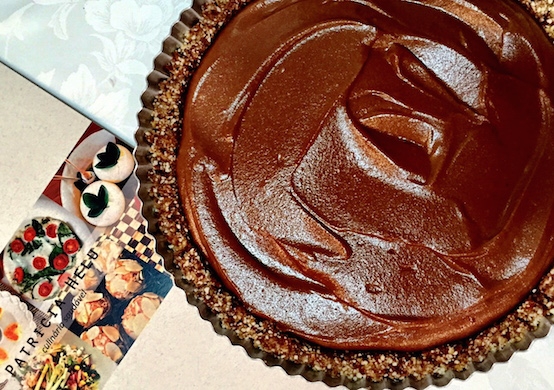 Sem glúten e sem lactose: torta com caramelo de amêndoas, pasta de macadâmia e chocolate crocante Sem glúten e sem lactose: torta com caramelo de amêndoas, pasta de macadâmia e chocolate crocante