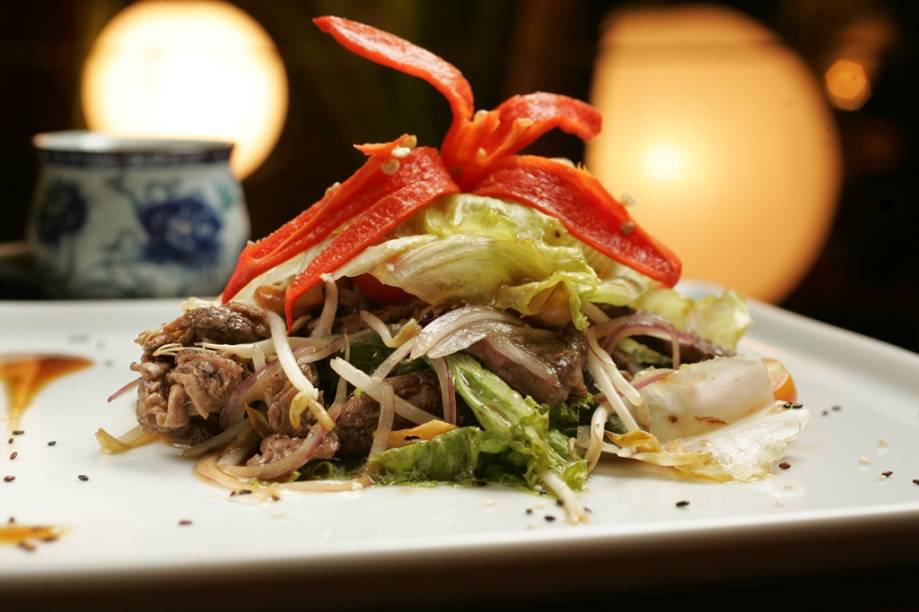 Salada vietnamita de filé, broto de feijão, castanha-de-caju e alface-americana Salada vietnamita de filé, broto de feijão, castanha-de-caju e alface-americana