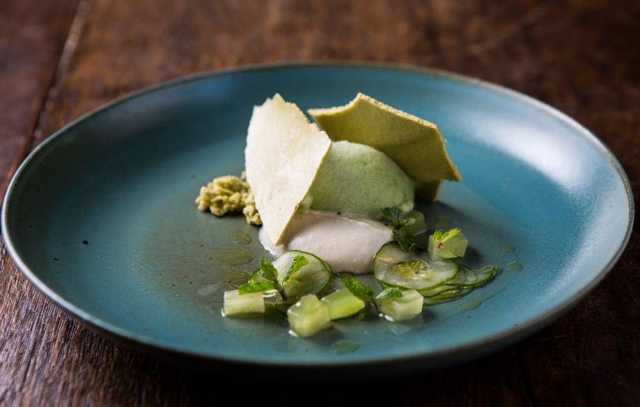 A moderna salada de pepino vem com um sorbet, musse de iogurte, uva verde e e adocicadas placas de hortelã A moderna salada de pepino vem com um sorbet, musse de iogurte, uva verde e e adocicadas placas de hortelã