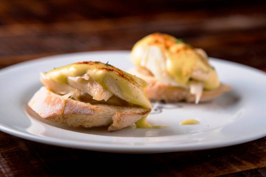 A dupla de montaditos de bacalhau pil pil traz sobre fatias de pão o pescado sob emulsão da própria gordura