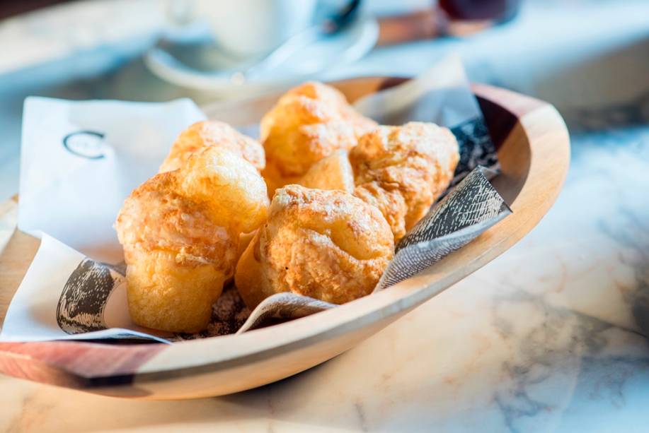 O pão de queijo tem massa aerada e casquinha crocante