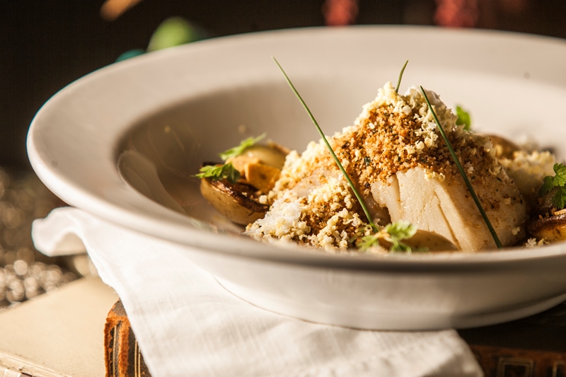 Bacalhau confitado no azeite em estilo luso Bacalhau confitado no azeite em estilo luso